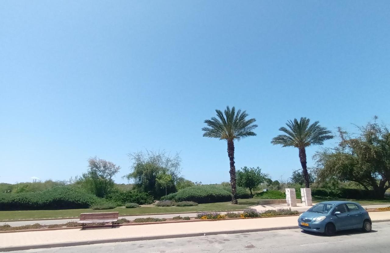Beach Suite Israel- Private Jacuzzi Garden Suite & Gym, 3 Min Walk To Beach ביץ סוייט ישראל- ג'קוזי פרטי בגינה 3 דקות הליכה לים וחדר כושר Ashkelon Luaran gambar